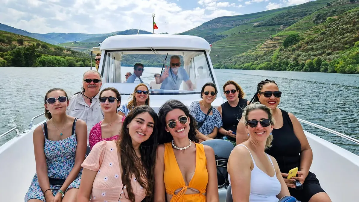 Viñedos en terrazas que caen hacia el río Duero cerca de Pinhão en el tour de vinos más reservado del valle del Duero desde Oporto, con paseo en barco y almuerzo