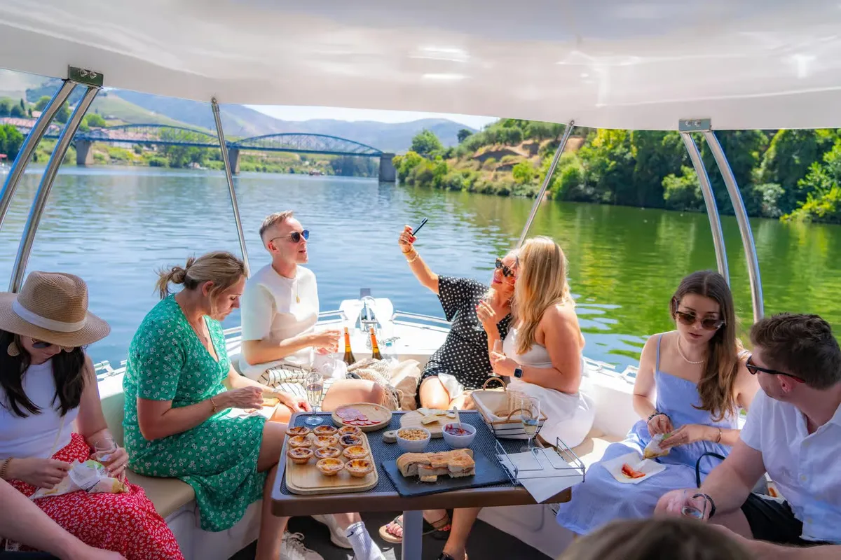 Puente sobre el río y casco antiguo de Amarante visitados en el tour del Valle del Duero con crucero privado y tapas desde Oporto