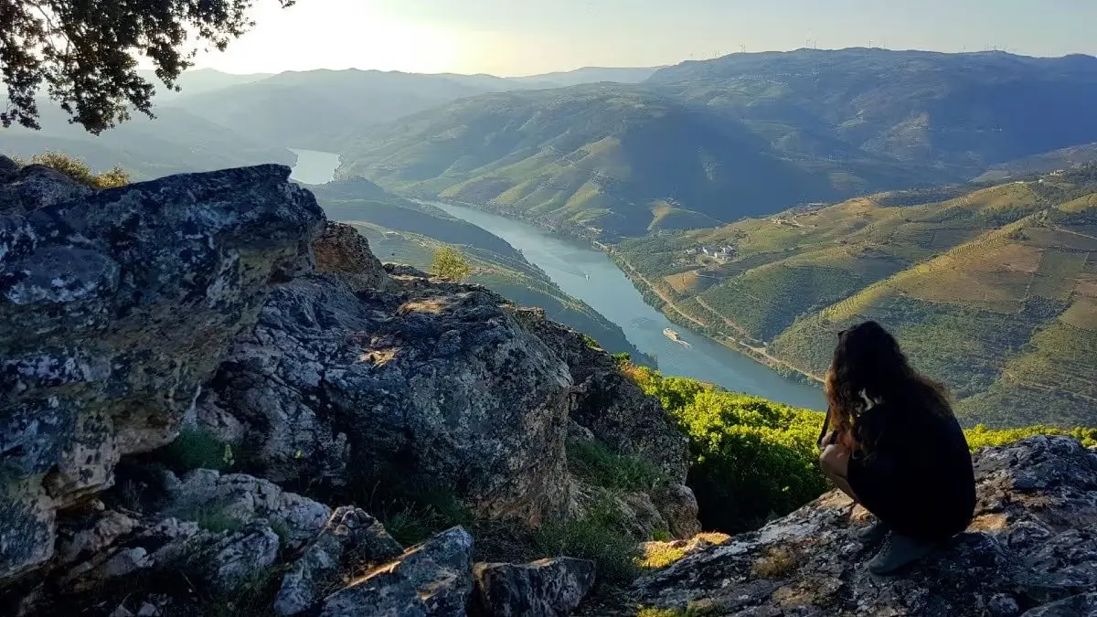Barco rabelo cerca de Régua en el tour de cata de vinos, almuerzo en casa rural, crucero y tren por el valle del Duero