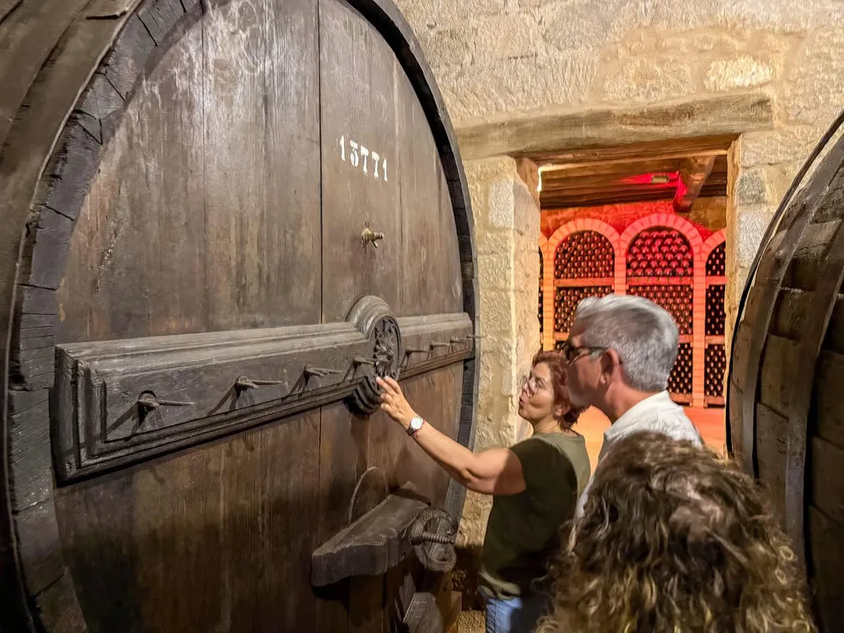 Mesa de la casa señorial preparada para el almuerzo en el tour de los hermanos Bambuti por el valle del Duero con crucero privado en rabelo