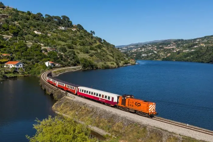Vía férrea junto al río en el valle del Duero recorrida por el tour de vinos en barco y tren desde Oporto con almuerzo