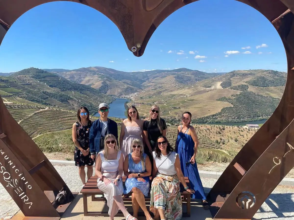 Sumiller sirviendo vinos del Duero en un tour de 15 vinos por dos regiones del valle del Duero desde Oporto